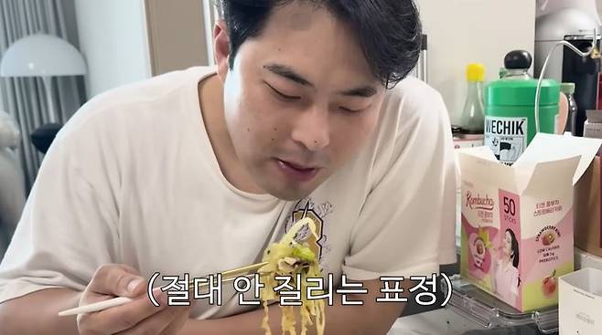 [서울=뉴시스] 특히 '우삼겹 양배추 볶음'을 주식처럼 먹고 있다고 밝혀 눈길을 끌었다. (사진=유튜브 '김승혜' 캡처) *재판매 및 DB금지 *재판매 및 DB 금지