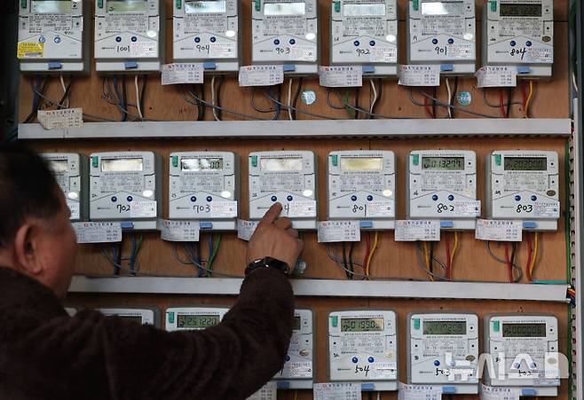 [서울=뉴시스] 권창회 기자 = 서울 시내 오피스텔 전기 계량기 모습. 2025.12.22. kch0523@newsis.com