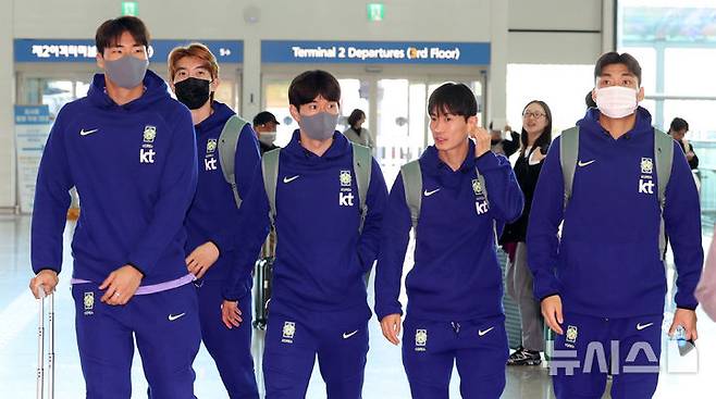 [인천공항=뉴시스] 이영환 기자 = 축구대표팀 송범근(왼쪽부터), 조현우, 김진규, 김문환, 박진섭이 23일 오전 인천국제공항 제2여객터미널을 통해 런던으로 출국하고 있다.FIFA 랭킹 22위 한국은 오는 28일 오후 11시 영국 밀턴케인스의 스타디움 MK에서 '아프리카 강호' 코트디부아르(37위)와 3월 A매치 첫 경기를 치르고 이후 오스트리아 빈으로 이동, 4월1일 오전 3시45분 에른스트 하펠 스타디온에서 '유럽 복병' 오스트리아(24위)와 격돌한다.2026.03.23. 20hwan@newsis.com