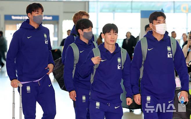 [인천공항=뉴시스] 이영환 기자 = 축구대표팀 송범근(왼쪽부터), 조현우, 김진규, 김문환, 박진섭이 23일 오전 인천국제공항 제2여객터미널을 통해 런던으로 출국하고 있다.FIFA 랭킹 22위 한국은 오는 28일 오후 11시 영국 밀턴케인스의 스타디움 MK에서 '아프리카 강호' 코트디부아르(37위)와 3월 A매치 첫 경기를 치르고 이후 오스트리아 빈으로 이동, 4월1일 오전 3시45분 에른스트 하펠 스타디온에서 '유럽 복병' 오스트리아(24위)와 격돌한다.2026.03.23. 20hwan@newsis.com