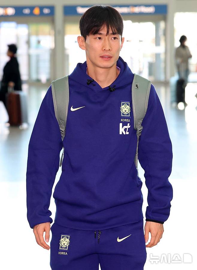 [인천공항=뉴시스] 이영환 기자 = 축구대표팀 김문환이 23일 오전 인천국제공항 제2여객터미널을 통해 런던으로 출국하고 있다.FIFA 랭킹 22위 한국은 오는 28일 오후 11시 영국 밀턴케인스의 스타디움 MK에서 '아프리카 강호' 코트디부아르(37위)와 3월 A매치 첫 경기를 치르고 이후 오스트리아 빈으로 이동, 4월1일 오전 3시45분 에른스트 하펠 스타디온에서 '유럽 복병' 오스트리아(24위)와 격돌한다.2026.03.23. 20hwan@newsis.com