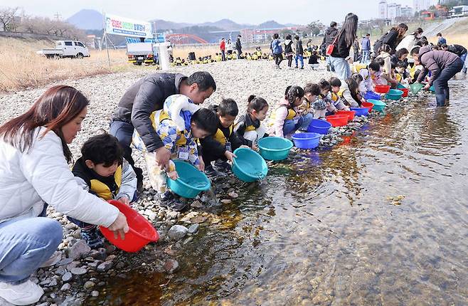 삼척시는 23일 오십천 일원에서 시민, 어린이, 초등학생 등 100여 명이 참석한 가운데 ‘2026년 어린연어 방류행사’를 열고 있다.(사진=삼척시 제공) *재판매 및 DB 금지