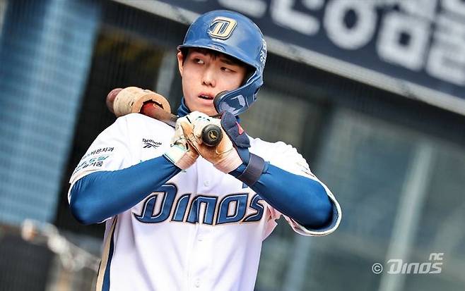 [서울=뉴시스] 프로야구 NC 다이노스 신재인이 14일 마산구장에서 열린 2026 신한 쏠 KBO리그 시범경기 키움 히어로즈전에서 타석에 들어설 준비를 하고 있다. (사진=NC 다이노스 제공) 2026.03.14. *재판매 및 DB 금지