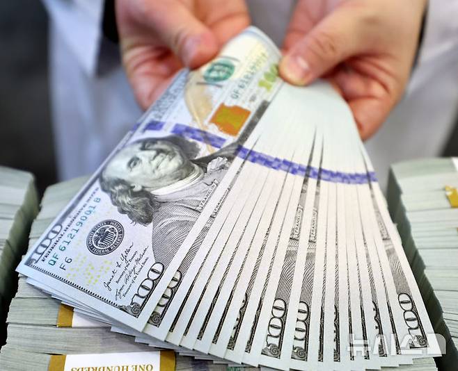 [서울=뉴시스] 박주성 기자 = 4일 오전 서울 중구 하나은행 위변조대응센터에서 직원이 달러화를 정리하고 있다. 원·달러 환율은 이날 새벽 야간 거래에서 1506.5원으로 장중 고점을 찍으며 2009년 3월 이후 약 17년 만에 처음으로 1500원을 돌파했다. 2026.03.04. park7691@newsis.com