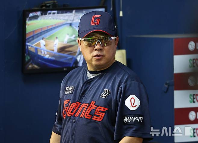 [서울=뉴시스] 최진석 기자 = 21일 서울 송파구 잠실야구장에서 열린 프로야구 '2025 신한 SOL 뱅크 KBO리그' 롯데 자이언츠와 LG 트윈스의 경기, 8회초 롯데 김태형 감독이 코치진과 대화를 나누고 있다. 2025.08.21. myjs@newsis.com