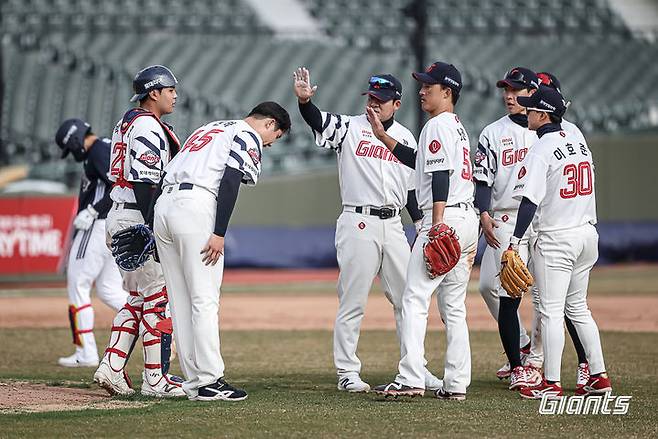 [서울=뉴시스] 프로야구 롯데 자이언츠 선수들이 23일 인천 SSG랜더스필드에서 열린 2026 신한 쏠 KBO리그 시범경기 SSG 랜더스전에서 승리를 확정한 뒤 기뻐하고 있다. (사진=롯데 자이언츠 제공) 2026.03.23. *재판매 및 DB 금지