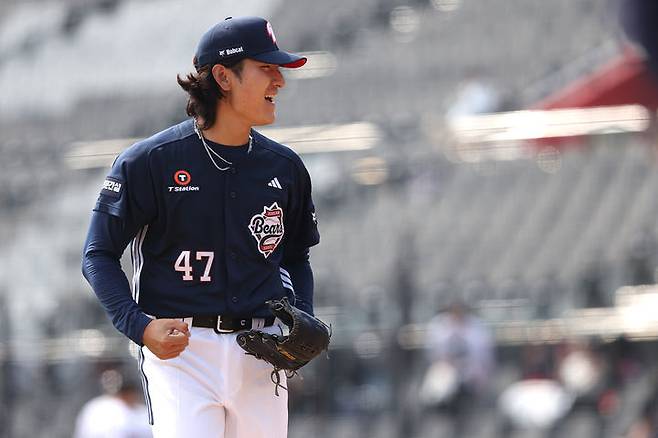 [서울=뉴시스] 프로야구 두산 베어스 곽빈이 23일 수원 KT위즈파크에서 열린 2026 신한 쏠 KBO리그 KT 위즈와의 시범경기에 선발 등판해 삼진을 잡은 뒤 기뻐하고 있다. (사진=두산 베어스 제공) 2026.03.23. *재판매 및 DB 금지