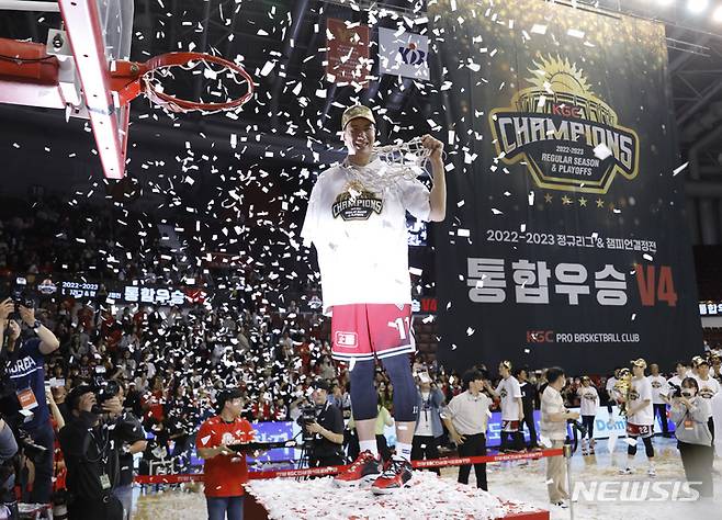 [안양=뉴시스] 고승민 기자 = 7일 경기 안양체육관에서 열린 2022-2023 KBL 챔피언결정전 안양KGC 대 서울SK 7차전 경기, 연장 끝 100대97로 서울을 꺾고 통합우승을 차지한 안양 선수들이 자축하고 있다. 양희종이 골망을 자르는 퍼포먼스 후 포즈를 취하고 있다. 2023.05.07. kkssmm99@newsis.com