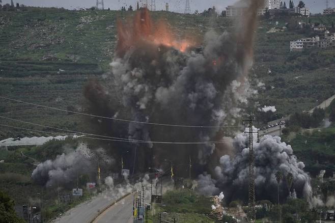 [티레=AP/뉴시스] 22일(현지 시간) 레바논 남부 티레 인근 카스미예 다리에서 이스라엘의 공습으로 연기와 불길이 치솟고 있다. 2026.03.23.