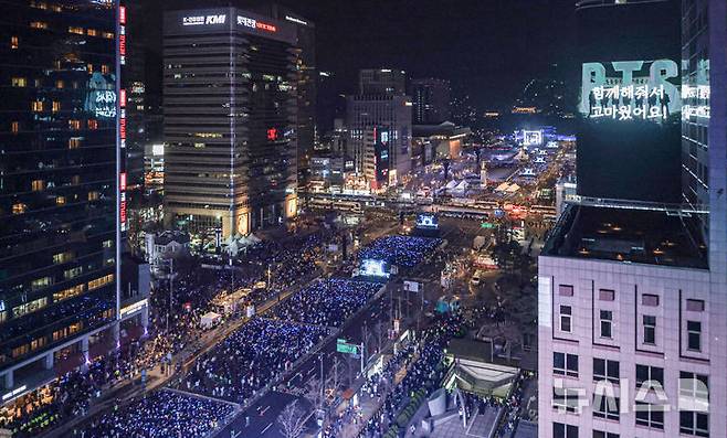 [서울=뉴시스] 사진공동취재단 = 방탄소년단(BTS)이 21일 서울 종로구 광화문광장에서 컴백을 기념해 'BTS 컴백 라이브 : 아리랑' 공연을 선보이고 있다. 2026.03.21. photo@newsis.com