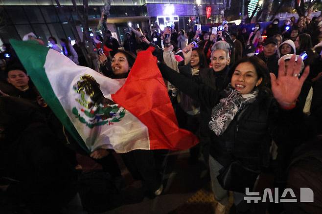 [서울=뉴시스] 조성우 기자 = 방탄소년단(BTS) 팬들이 21일 서울 종로구 광화문광장에서 열린 'BTS 컴백 라이브: 아리랑(ARIRANG)' 공연을 즐기고 있다. 2026.03.21. xconfind@newsis.com