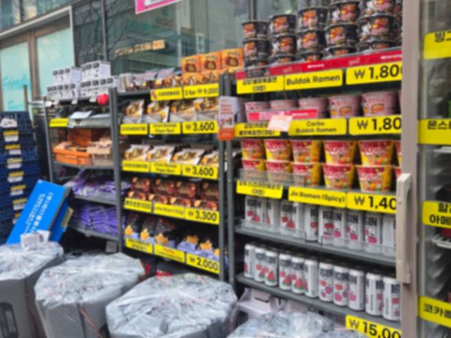 편의점 앞 임시 가판대에 팔리지 않은 음식들이 그대로 쌓여 있다.