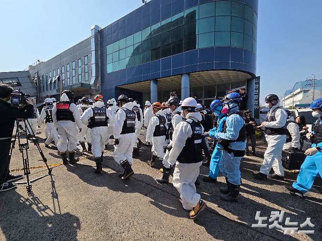 합동감식단이 감식을 위해 건물로 진입하고 있다. 박우경 기자