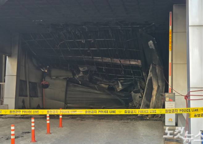 23일 불이 난 안전공업 모습. 박우경 기자