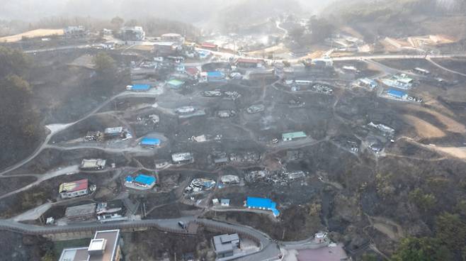 지난해 3월 발생한 산불로 피해를 입은 영덕군 영덕읍 석리 마을. 영덕군 제공