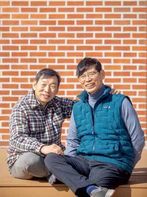형 이욱 씨(왼쪽)와 동생 이우승 씨는 따로 또 함께 시간을 보내며 은퇴 후 삶을 즐기고 있다.