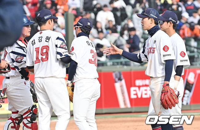 [OSEN=부산, 이석우 기자] 22일 부산 사직야구장에서 2026 신한 SOL KBO 리그 롯데 자이언츠와 한화 이글스의 시범경기가 열렸다. 홈팀 롯데는 비슬리가, 방문팀 한화는 에르난데스가 선발 출전했다.롯데 자이언츠 선수들이 10-6으로 승리한 후 하이파이브를 하고 있다. 2026.03.22 / foto0307@osen.co.kr