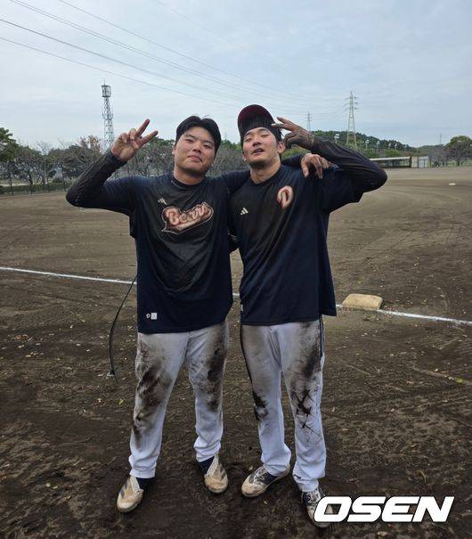 일본 미야자키 마무리캠프에서 지옥의 펑고훈련을 소화한 박성재(좌)와 안재석 / OSEN DB