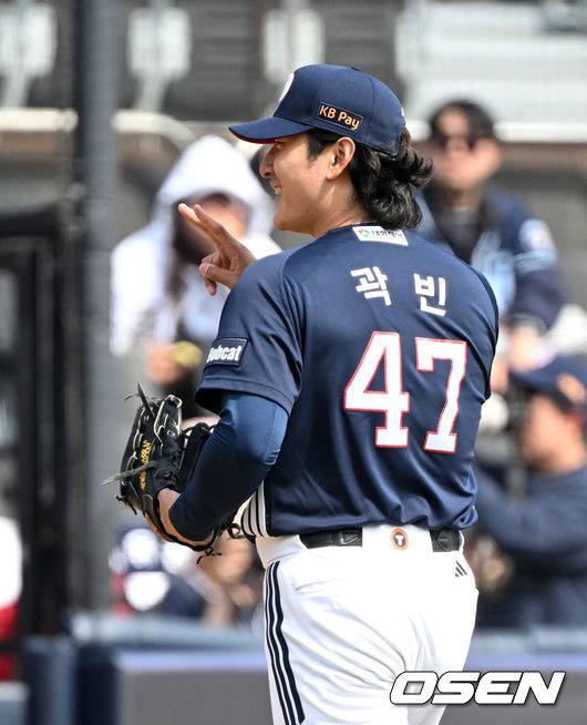 [OSEN=수원, 이대선 기자] 23일 경기도 수원 KT위즈파크에서 ‘2026 신한 SOL KBO리그’ 시범경기 KT 위즈와 두산 베어스의 경기가 열렸다.시범경기는&nbsp;오는 24일까지 각 팀당 12경기씩 총 60경기가 펼쳐진다.3회말 2사에서 두산 곽빈이 KT 김현수를 삼진으로 처리하고 더그아웃으로 가며 미소짓고 있다. 2026.03.23 / sunday@osen.co.kr