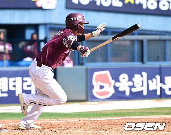 [OSEN=잠실, 최규한 기자] 23일 서울 잠실야구장에서 ‘2026 신한 SOL KBO리그’ LG 트윈스와 키움 히어로즈의 시범경기가 열렸다.홈팀 LG는 라클란 웰스, 방문팀 키움은 하영민을 선발로 내세웠다.7회초 2사 만루 상황 키움 박한결이 달아나는 2타점 적시타를 날리고 있다. 2026.03.23 / dreamer@osen.co.kr