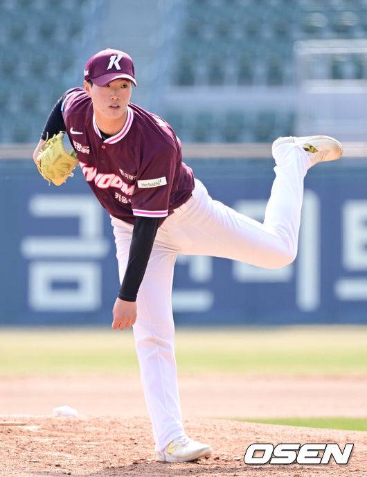 [OSEN=잠실, 최규한 기자] 23일 서울 잠실야구장에서 ‘2026 신한 SOL KBO리그’ LG 트윈스와 키움 히어로즈의 시범경기가 열렸다.홈팀 LG는 라클란 웰스, 방문팀 키움은 하영민을 선발로 내세웠다.6회말 마운드에 오른 키움 투수 박준건이 힘차게 공을 뿌리고 있다. 2026.03.23 / dreamer@osen.co.kr