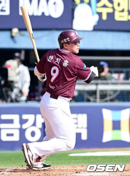 [OSEN=잠실, 최규한 기자] 23일 서울 잠실야구장에서 ‘2026 신한 SOL KBO리그’ LG 트윈스와 키움 히어로즈의 시범경기가 열렸다.홈팀 LG는 라클란 웰스, 방문팀 키움은 하영민을 선발로 내세웠다.7회초 2사 만루 상황 키움 안치홍이 달아나는 3타점 싹쓸이 2루타를 날리고 있다. 2026.03.23 / dreamer@osen.co.kr