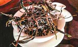 1차 가공해 보이차의 형태를 만들기 전의 모차.