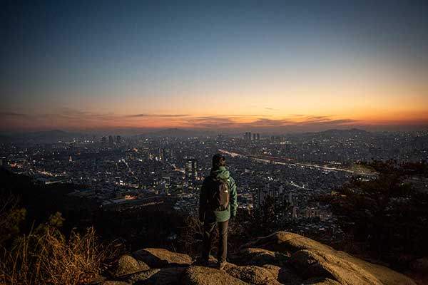 용마산 마당바위에서 내려다본 서울 도심.