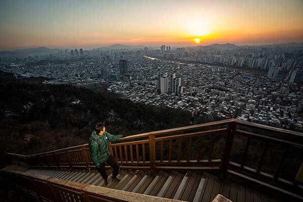 용마산 데크 계단을 오르며 내려다본 서울 도심.