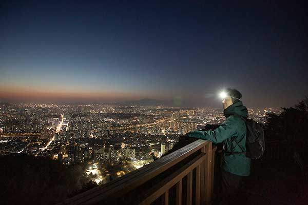 헤드랜턴을 착용하고 서울 도심을 내려다본다.