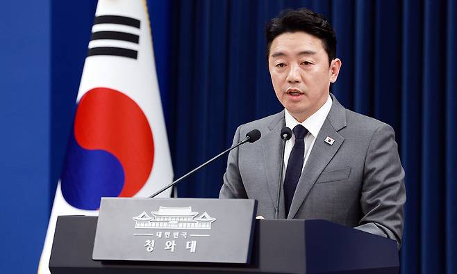 최근 UAE에 다녀온 강훈식 청와대 비서실장이 지난 18일 언론 브리핑을 하고 있다. 강 실장은 “UAE로부터 1800만배럴의 원유를 공급받기로 했다”고 밝혔다. 뉴시스