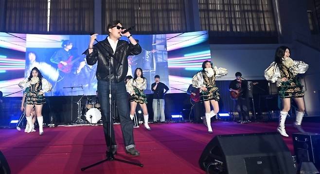 김 총장이 교내 행사에서 직접 노래를 열창하며 구성원들과 소통하는 모습. 광주대 제공