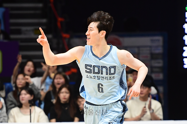 고양 소노 이정현이 15일 경기 고양소노아레나에서 열린 2025~26 LG전자 프로농구 소노와 서울 삼성의 경기에서 손가락을 치켜 세우고 있다. 2026.3.15 KBL 제공