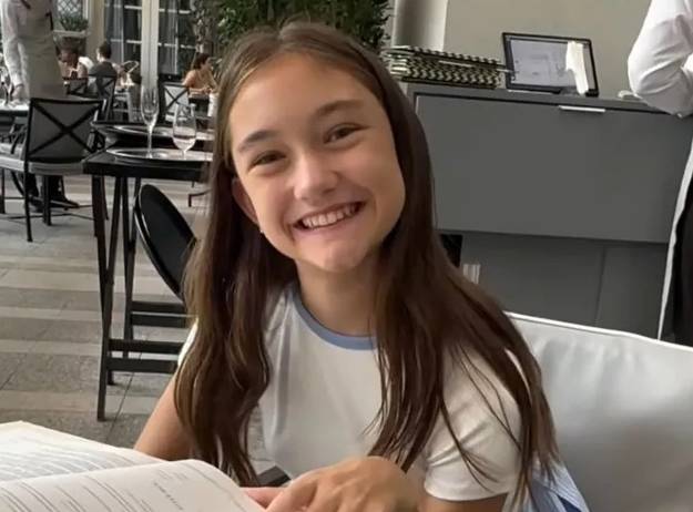 영국 배우 주드 로의 친딸 에이다 로(11)가 브라질 상파울루의 한 호텔에서 찍은 사진. 에이다의 어머니 캐서린 하딩은 “딸이 채플 론에게 다가가거나 사진을 찍은 것이 아니라, 팬으로서 본인이 맞는지 확인하려고 지나가다 바라봤을 뿐”이라고 주장했다. 인스타그램 캡처