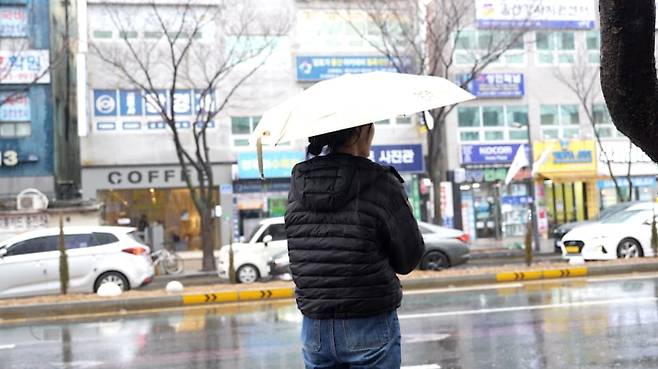 집으로 향하기 위해 버스를 기다리고 있는 김씨의 모습