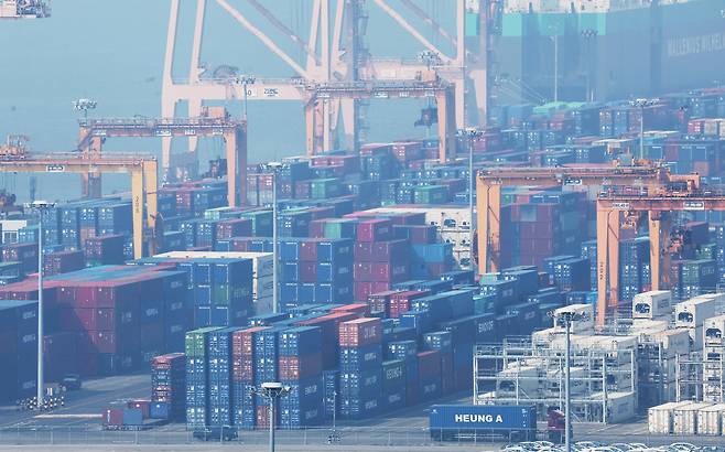 12일 경기도 평택항에 컨테이너가 쌓여있는 모습. 연합뉴스