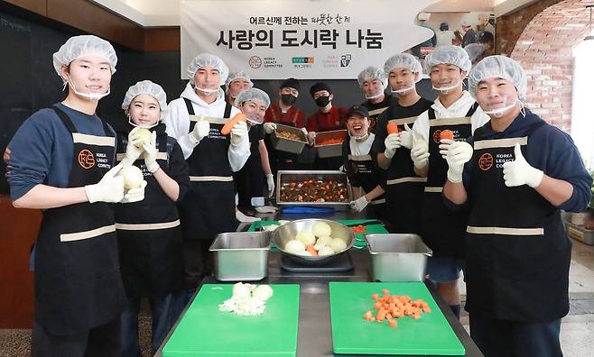 현대그린푸드 조리사와 서울외국인학교 봉사동아리 ‘그로우앤기브’ 학생들, 코리아레거시 직원들이 22일 서울 용산구에서 저소득층 노인들에게 전달할 갈비찜 도시락을 만들고 있다. 사진 제공=현대그린푸드