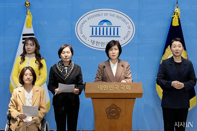 3월11일 정은경 장관에게 거취를 밝히라며 국회 기자회견을 연 국민의힘 보건복지위 위원들. ⓒ시사IN 박미소