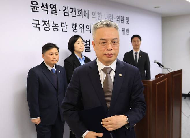 권창영 특검이 2월25일 경기도 과천에 위치한 윤석열·김건희에 의한 내란ㆍ외환 및 국정농단 행위의 진상규명을 위한 특별검사 사무실에서 입장 발표를 마친 뒤 이동하고 있다. ⓒ 연합뉴스