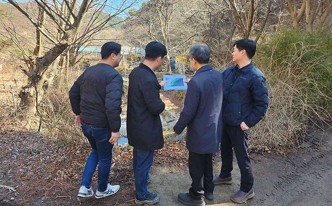 천안시 농업정책과장이 지난 19일 광덕면 등 6개 읍면 주요 계곡 일원에서 사전 계도를 실시했다. ⓒ천안시 제공