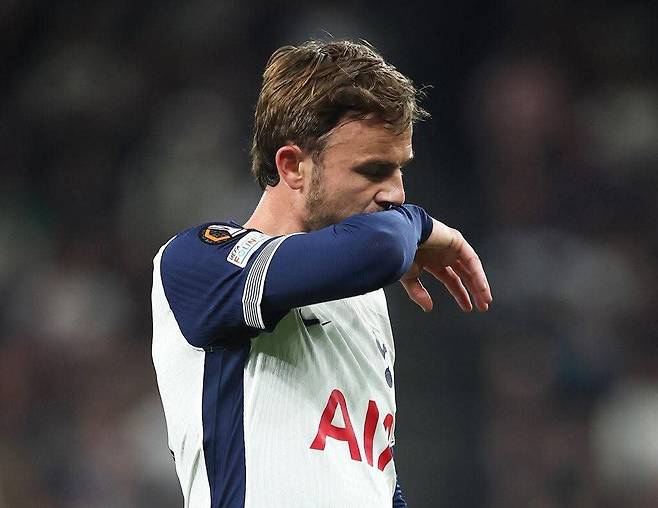 지난해 여름 프리시즌 경기 도중 무릎 십자인대를 다친 제임스 매디슨이 시즌 내 복귀할 수 있다는 소식은 토트넘에 유일한 희망이다. 사진출처｜토트넘 홋스퍼 페이스북