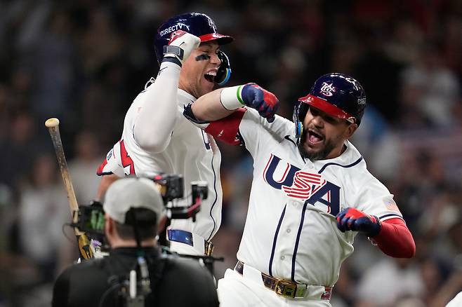 미국 대표팀에서 애런 저지와 세리머니하는 카일 슈와버.    AP연합뉴스