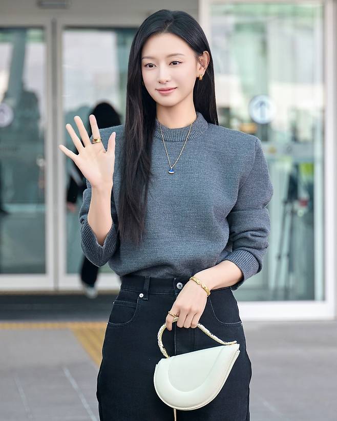 김지원이 22일 인천공항 출국 패션으로 화제를 모았다. 불가리 제공