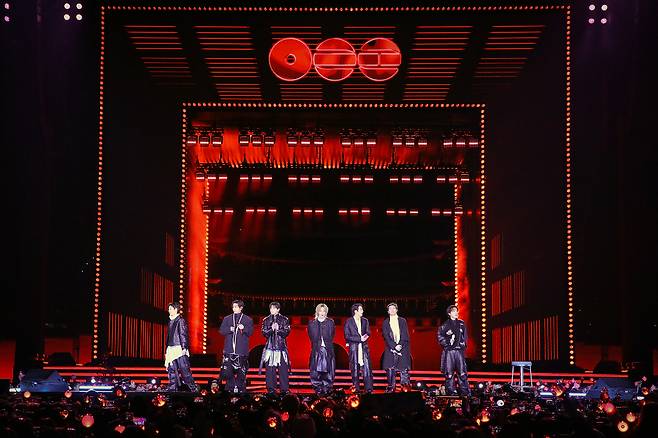 그룹 방탄소년단(BTS)이 21일 서울 광화문 광장에서 정규 5집 ‘아리랑’(ARIRANG) 발매를 기념해 무료 공연 ‘BTS 컴백 라이브: 아리랑’(BTS THE COMEBACK LIVE|ARIRANG)을 열고 있다. 빅히트 뮤직/넷플릭스 제공