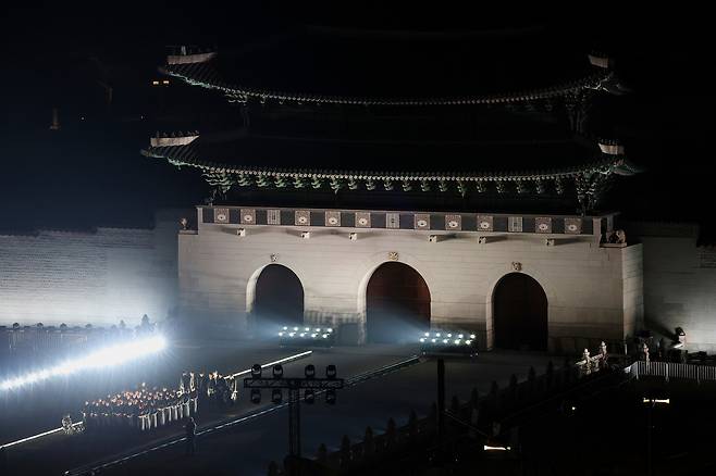 그룹 방탄소년단(BTS)이 21일 서울 광화문 광장에서 정규 5집 ‘아리랑’(ARIRANG) 발매를 기념해 무료 공연 ‘BTS 컴백 라이브: 아리랑’(BTS THE COMEBACK LIVE|ARIRANG)을 열고 있다. 빅히트 뮤직/넷플릭스 제공