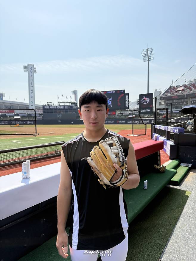 KT 이강민이 23일 수원 KT위즈파크에서 열린 두산과 시범경기를 앞두고 고교 선배인 김주원(NC)가 선물한 글러브를 들어보이고 있다. KT위즈 제공