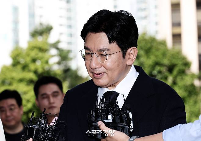 방시혁 하이브 의장이 지난해 9월 자본시장법 위반 혐의 관련 조사를 받기 위해 마포구 서울경찰청 금융범죄수사대에 출석하고 있다. 권도현 기자