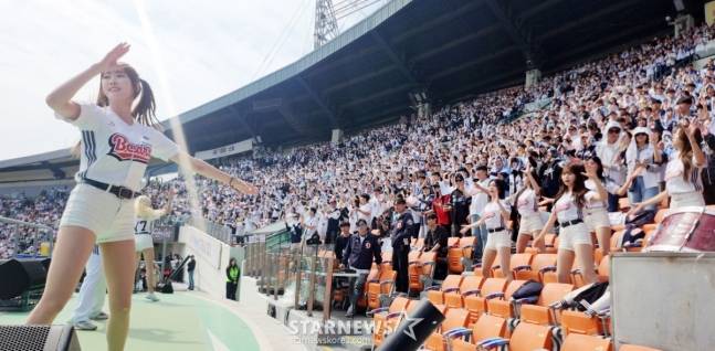 2026 신한 SOL Bank KBO리그 시범경기 두산 베어스 대 KIA 타이거즈 경기가 22일 서울 잠실야구장에서 열렸다.  구장을 가득 메운 야구팬들이 응원을 하며 명승부를 즐기고 있다. /사진=김진경 대기자