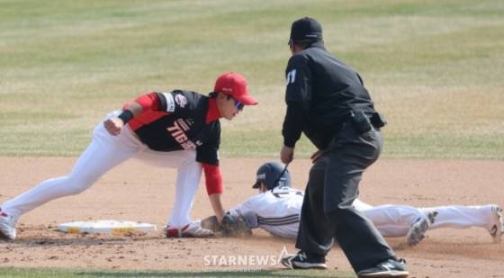 2026 신한 SOL Bank KBO리그 시범경기 두산 베어스 대 KIA 타이거즈 경기가 22일 서울 잠실야구장에서 열렸다.  두산 7회말 2사 1,3루에서 1루 대주자 조수행이 2루 도루를 시도했으나 KIA 정현장에 태그아웃되고 있다. /사진=김진경 대기자