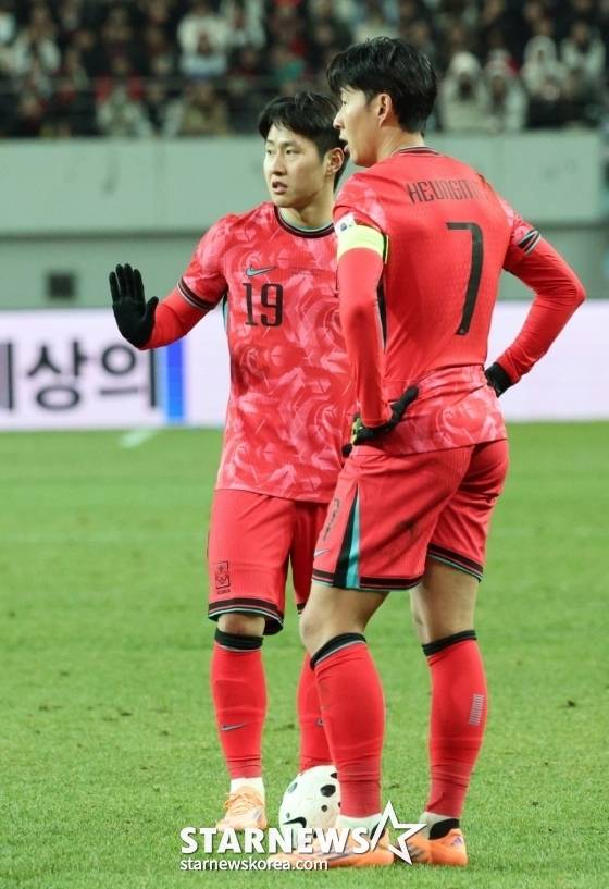 이강인(왼쪽)과 손흥민이 프리킥에 앞서 대화하고 있다. /사진=김진경 대기자